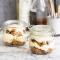 Trifle met peperkoek, rum, rozijnen en banketbakkersroom