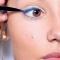 Alexandra uit Zonhoven waagde zich aan elektrisch blauwe eyeliner met oogschaduw
