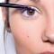 Alexandra uit Zonhoven waagde zich aan elektrisch blauwe eyeliner met oogschaduw