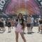 De festivaltrend: roze salopette en hartjesbril
