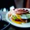 Croque met spek, spruiten, mozzarella en ei