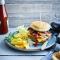Klassieke hamcheeseburger met cheesepotato-wedges