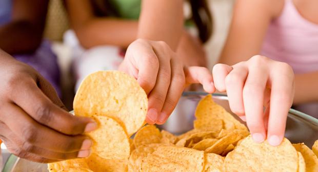 Proef chips naast Wout Bru