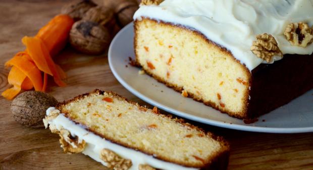Carrot quatre quart met gin en roomkaasglazuur van Baked Louie's