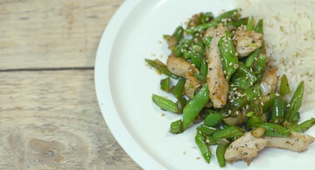 Wok met kip, boontjes en rijst