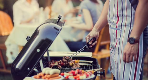 Deze tools mogen niet ontbreken op je barbecue