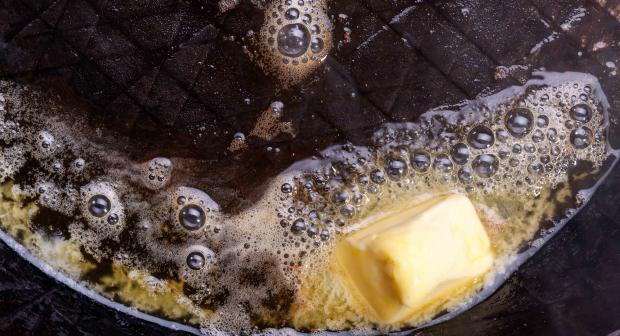 Hoe maak je geklaarde boter?