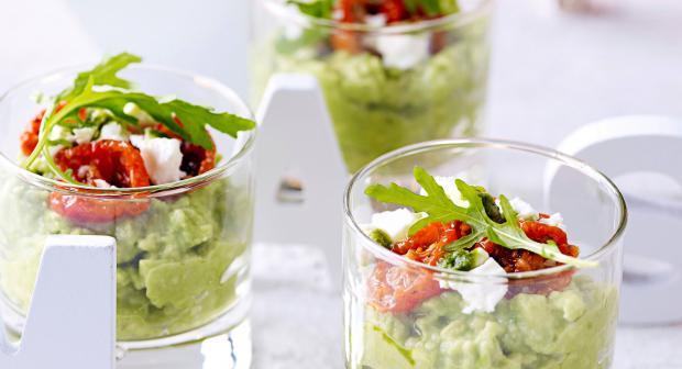 Hapjes in glaasjes met avocado