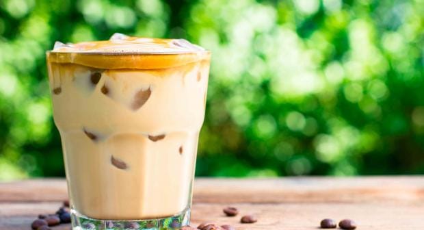 Zelf ijskoffie maken: een eenvoudig recept voor een verfrissende zomerdrank