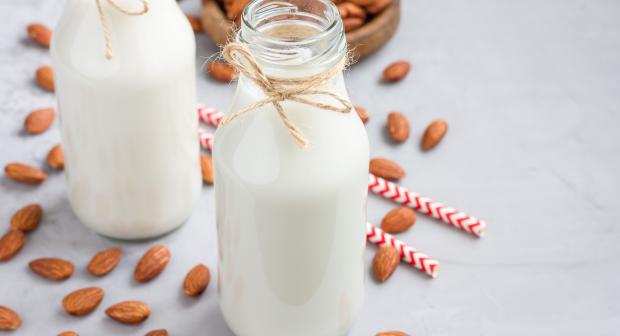 Zo maak je je eigen amandelmelk