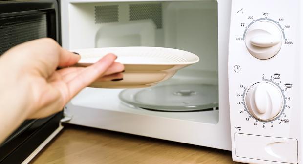 Is eten bereiden in de microgolfoven écht zo slecht?