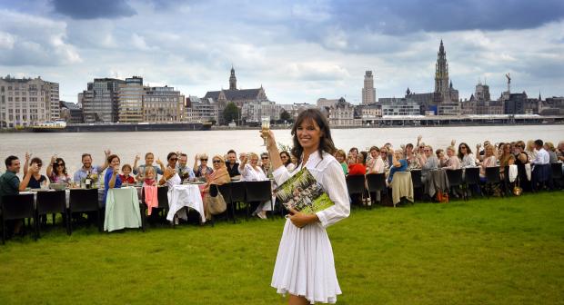 Pascale Naessens stelt nieuw kookboek voor