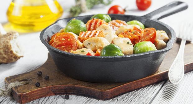 Dít gerecht mag je nooit bereiden in een gietijzeren pan