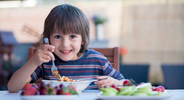 Comment apprendre à votre enfant à manger avec des couverts? - Cuisine et  Recettes - Recette - Femmes d'Aujourd'hui Délices