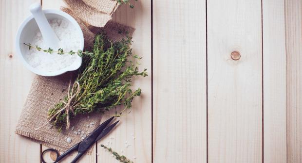 Op deze bizarre manier verwijder je het makkelijkst tijmblaadjes van hun takje