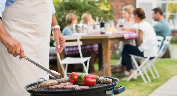 Barbecuerooster schoonmaken: dit zijn de 6 beste manieren