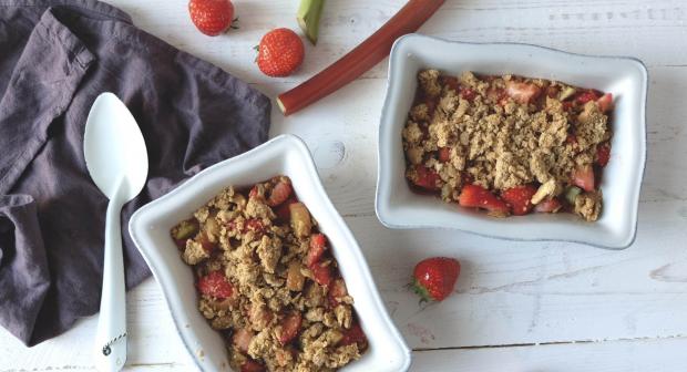 Crumble fraises-rhubarbe: la recette de Marie Gourmandise