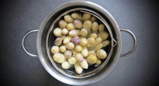 Heb je écht een aspergepan nodig om asperges te koken?
