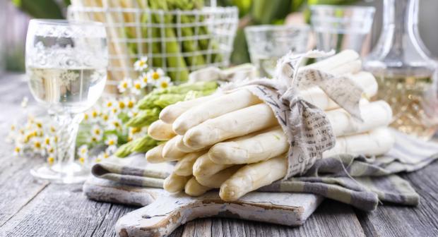 Welke kruiden passen goed bij asperges?