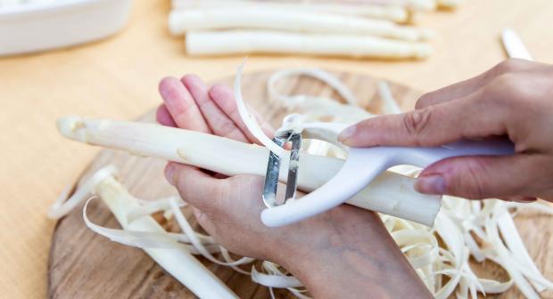Waarom je schillen en uiteinden van asperges niet moet weggooien