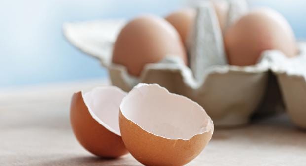 Zo breek je een ei met één hand