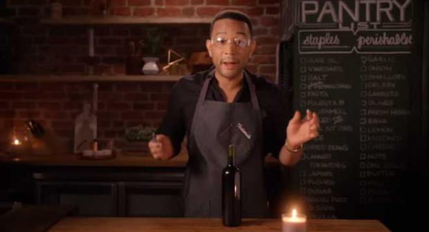 John Legend teste pour vous 4 astuces pour ouvrir du vin sans tire-bouchon (vidéo)