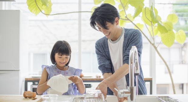 Doe je de afwas beter in de vaatwasser of met de hand?