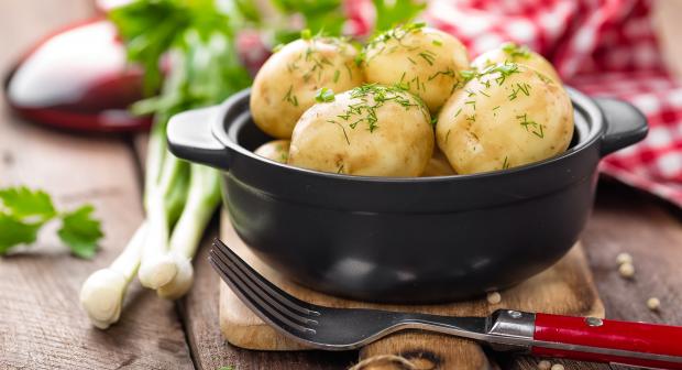 Moet je nieuwe patatjes twee keer koken?