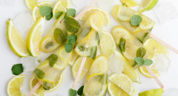 9 recettes de bâtonnets glacés pour se rafraîchir cet été
