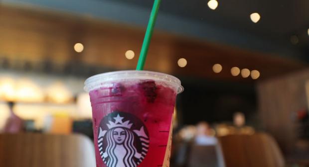 Starbucks va supprimer ses pailles en plastique
