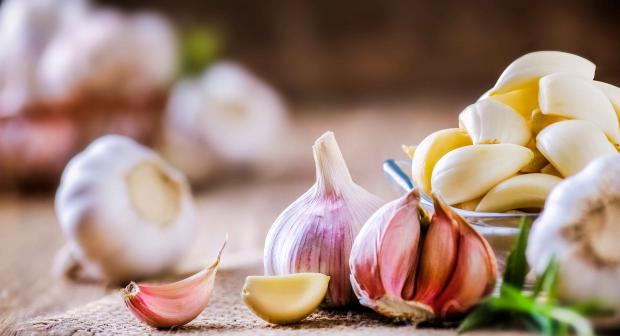 Zo pel je een hele bol knoflook in minder dan 30 seconden