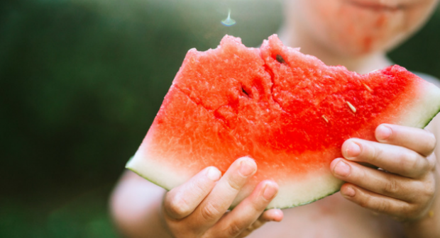 Zo snij je een stuk watermeloen zonder mes