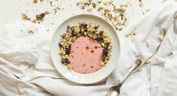 Petit-déjeuner: le smoothie bowl yaourt, fraise et beurre de cacahuète de Potimanon