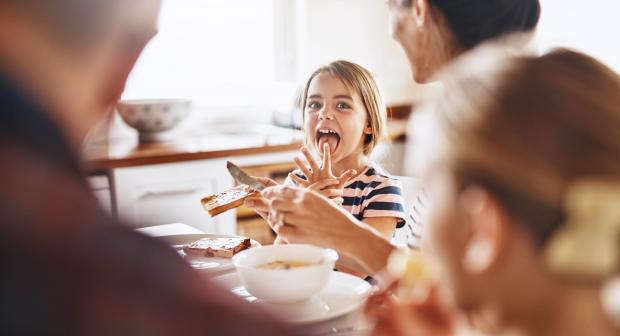 À table avec les enfants: 9 astuces pour qu'ils mangent de tout