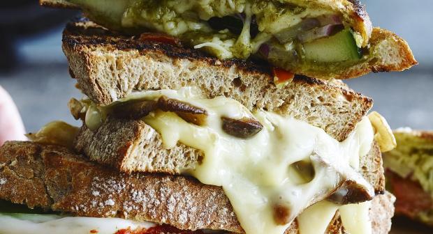 Bevat gesmolten kaas meer calorieën dan een plakje?