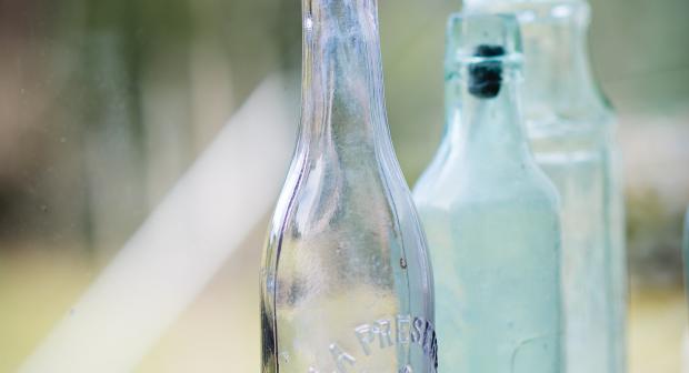 4 astuces pour nettoyer parfaitement les fonds de bouteilles