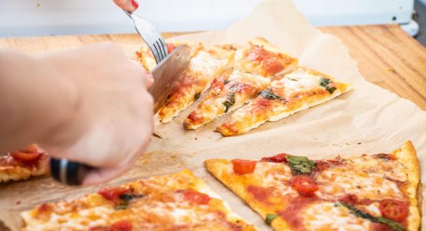 Recette - Pâte à pizza fine en vidéo 