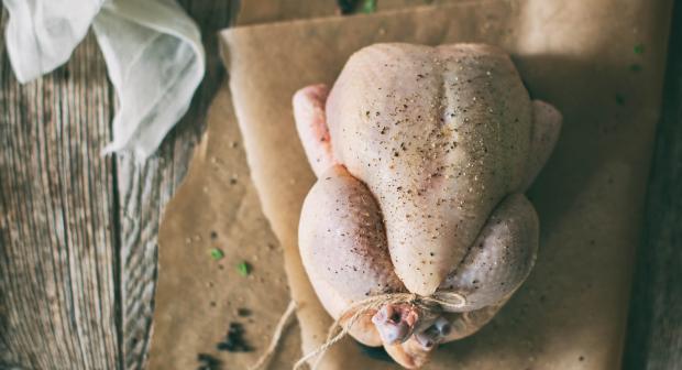 Stop, ne rincez plus votre poulet avant de le faire cuire
