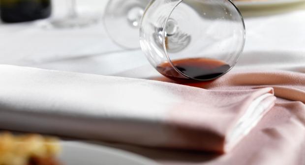 Wijnvlekken op je tafellaken? Zo krijg je ze eruit