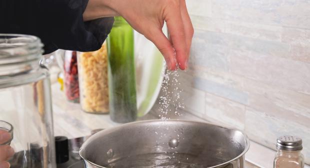 Waarom je altijd zout in het kookwater van je pasta moet doen
