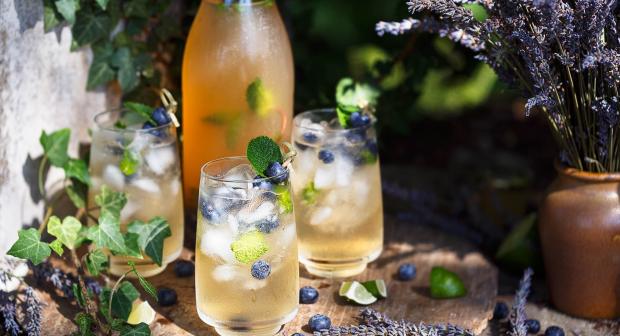 15 recettes pour pimper vos cocktails avec les herbes du jardin!