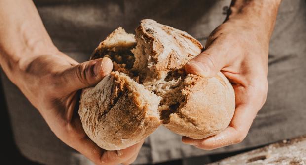 Zo wordt de korst van je zelfgebakken brood lekker krokant