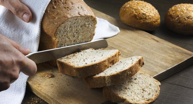 Zo voorkom je dat je brood kruimelig wordt: 8 tips voor zacht kruim