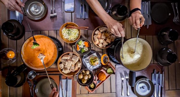 Het toppunt van feest: fondue, gourmet en raclette