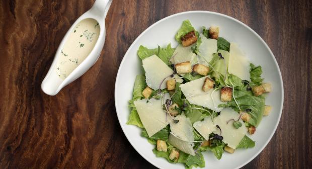 Zo maak je de perfecte dressing voor caesar salad
