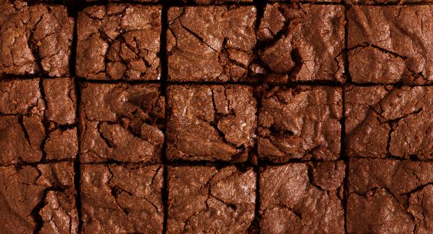 Comment couper un brownie sans en mettre partout?