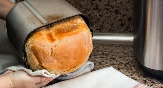 Brood bakken in een broodbakmachine