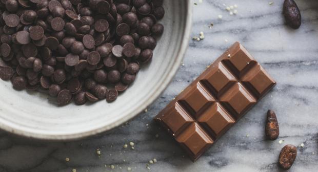 Is er een verschil tussen chocoladedruppels en bakchocolade?