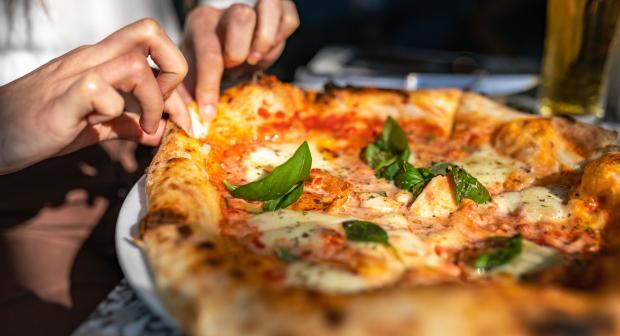Par quoi remplacer la mozzarella sur une pizza?