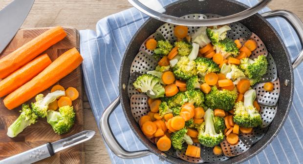 Koken of stomen: hoe bereid je groenten het best?
